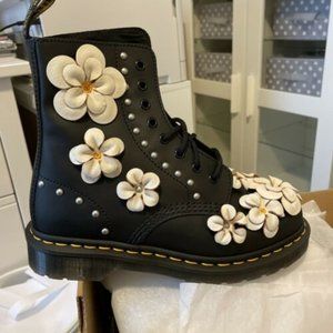 nib dr martens pascal flower black boots 23315001 hyrdo leather US womens 8